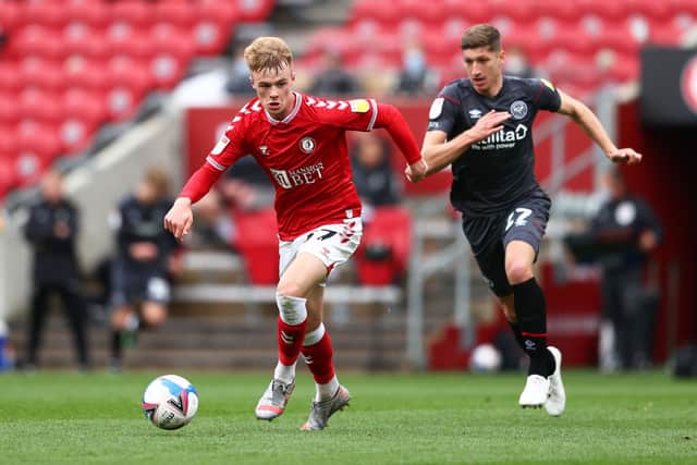 Tommy Conway of Bristol City runs with the ball whilst under pressure from Vitaly Janelt