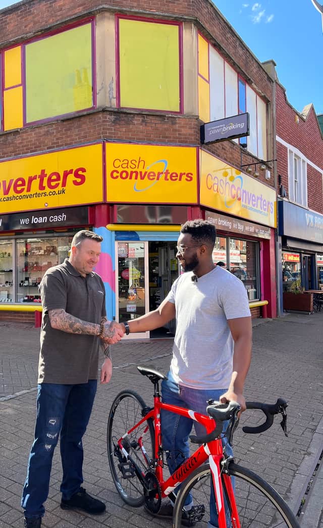 Didun Obilande reuniting with Baz from Cash Converters after his bike was returned 