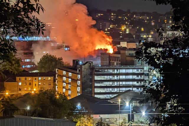 The fire lights up the Bristol sky (Credit: @bluemeanie_1980)